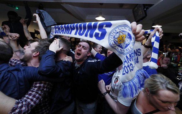 Mistři! Fanoušci Leicesteru oslavují v hospodách titul týmu, na který by si před startem sezóny Premier League vsadil snad jen šílenec...