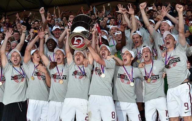 Fotbalisté Sparty Praha slaví s pohárem pro mistra ligy po utkání 30. kola Gambrinus ligy s Jihlavou.