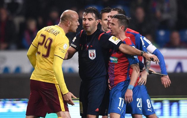 Rozhodčí Jan Jílek tlumí vášně mezi Romanem Bednářem ze Sparty (vlevo) a plzeňským Milanem Petrželou.