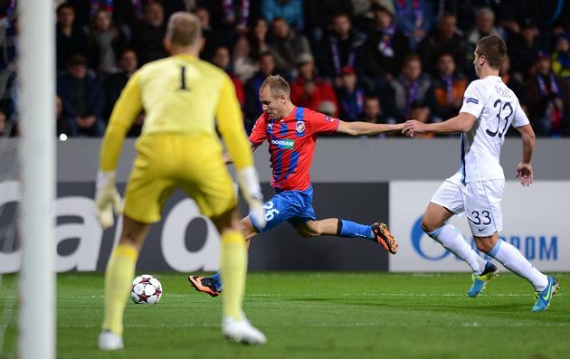 Plzeňský záložník Daniel Kolář (vpředu) zkouší střelu přes obránce Matiju Nastasiče v utkání Ligy mistrů proti Manchesteru City.