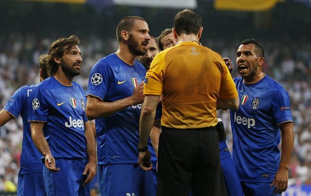 Fotbalisté Juventusu protestují proti penaltě, kterou odpískal sudí Jonas Eriksson.