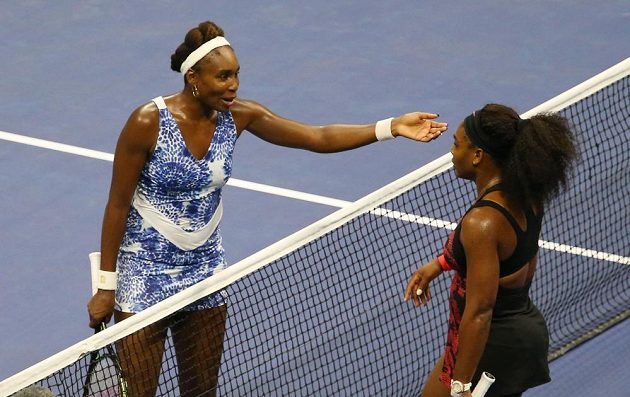 Venus Williamsová (vlevo) vzala své mladší sestře Sereně druhý set, ani to však na výhru nestačilo.