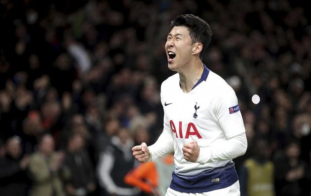 Fotbalista Tottenhamu Son Hung-min po vítězném gólu ve čtvrtfinále Ligy mistrů proti Manchesteru City.
