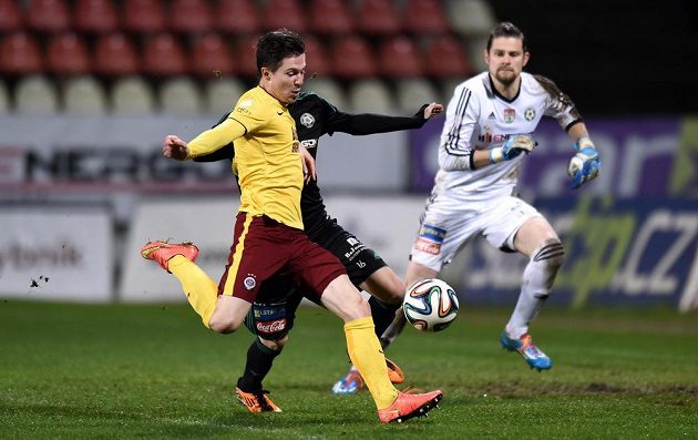 Tomáš Přikryl ze Sparty (vlevo) a Marek Boháč z Příbrami během utkání osmifinále Poháru FAČR.