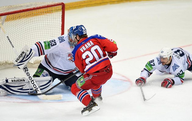 Brankář Magnitogorsku Vasilij Košečkin (vlevo) a Petr Vrána ze Lva Praha během 4. utkání finále play off KHL.