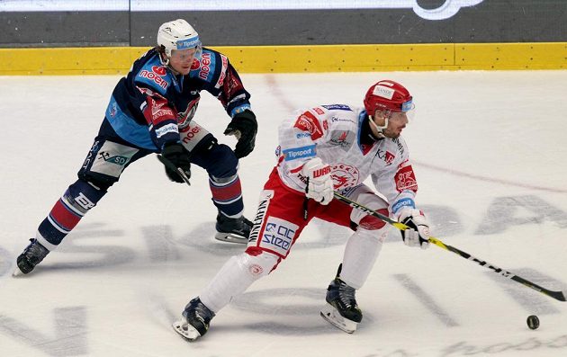 Josef Hrabal z Třince (vpravo) a David Kaše z Chomutova během čtvrtfinále play off hokejové extraligy.