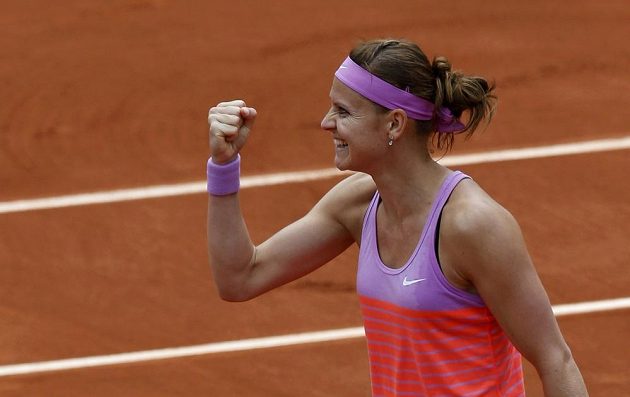 Lucie Šafářová se raduje, na Roland Garros vyřadila obhájkyni titulu Marii Šarapovovou a je ve čtvrtfinále!
