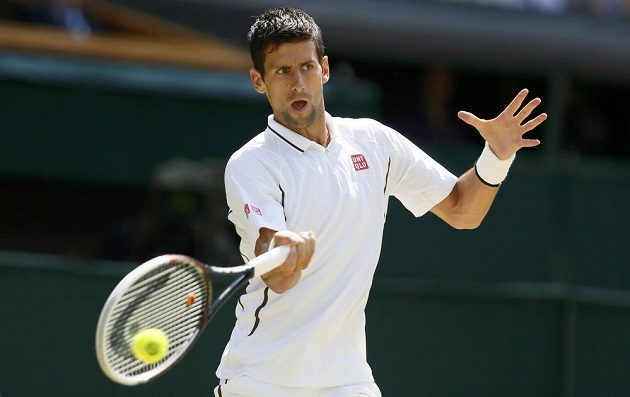 Novak Djokovič při výměně s Andym Murrayem během finále londýnského Wimbledonu.