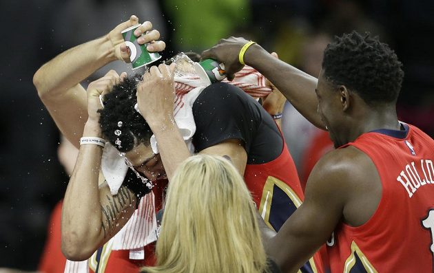 Sprcha pro rekordmana Anthonyho Davise z New Orleans po utkání s Detroitem. Vpravo Jrue Holiday.