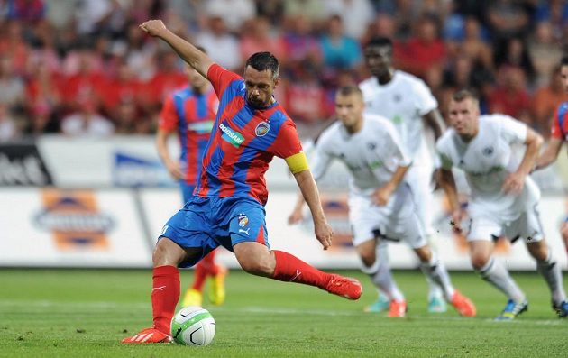 Záložník Viktorie Plzeň Pavel Horváth střílí první gól z penalty během 3. předkola Ligy mistrů mezi FC Viktoria Plzeň a JK Nomme Kalju