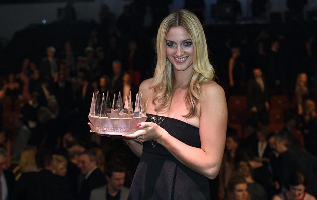 Tenistka Petra Kvitová v pražském hotelu Hilton s trofejí pro vítěze Sportovce roku 2014.