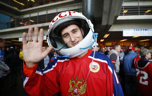 Hokejistům Ruska fandil v utkání se Švédskem na MS 2017 i fanoušek převlečený za kosmonauta.