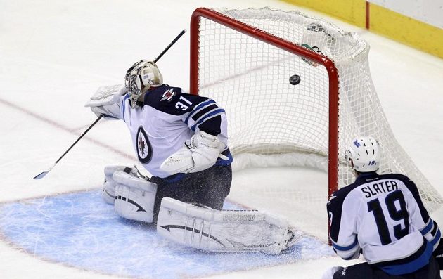 Ani Pavelec není neprůstřelný. Jeho 34 úspěšných zákroků nestačilo Jets na výhru proti Philadelphii.