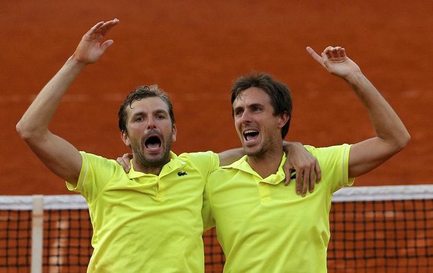 Francouzi Julien Benneteau (vlevo) a Edouard Roger-Vasselin slaví vítězství v deblu na French Open.