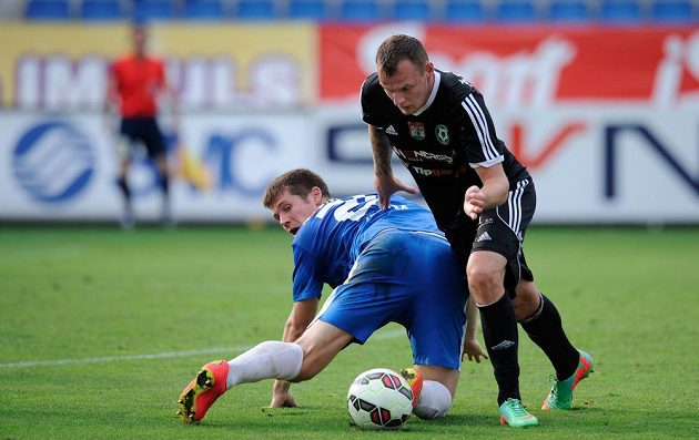 Liberecký stoper Jiří Pimpara (vlevo) v souboji s příbramským útočníkem Jakubem Řezníčkem v utkání 2. kola Synot ligy.