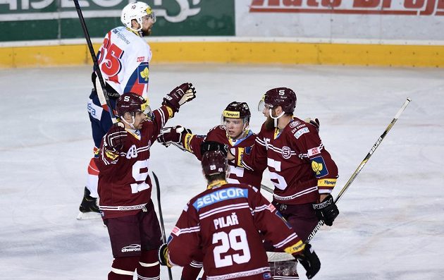 Hokejisté Sparty Tomáš Rolinek (vlevo), Martin Réway, Adam Polášek a Karel Pilař oslavují gól proti Pardubicím.