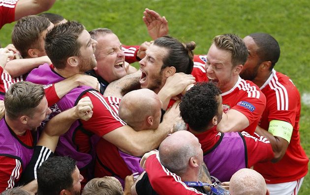 Gareth Bale (uprostřed) se raduje ze spoluhráči ze své trefy proti Slovákům.