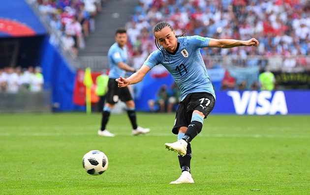 Uruguayec Diego Laxalt vypálil a jeho tečovaná střela skončila podruhé v ruské brance.
