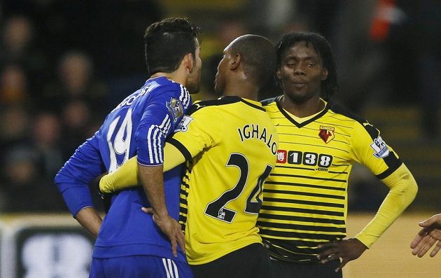 Diego Costa z Chelsea v roztržce s Juanem Carlosem Paredesem a Odionem Ighalem z Watfordu.