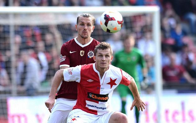 Sparťanský stoper Ondřej Švejdík brání slávistického útočníka Tomáše Necida (vpředu) v derby pražských "S".