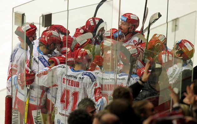Radost třineckých hokejistů z vítězství nad Chomutovem ve čtvrtfinále play off hokejové extraligy.