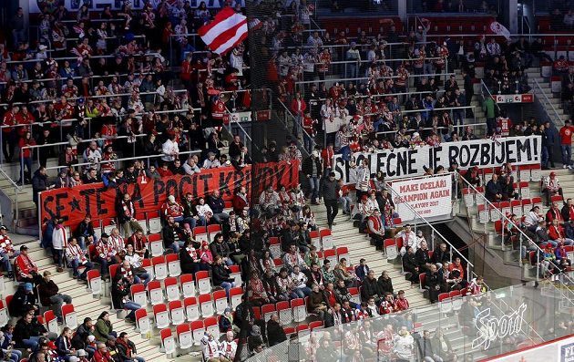 Fanoušci Třince si na čtvrtfinále play off hokejové extraligy s Chomutovem připravili burcující choreo.