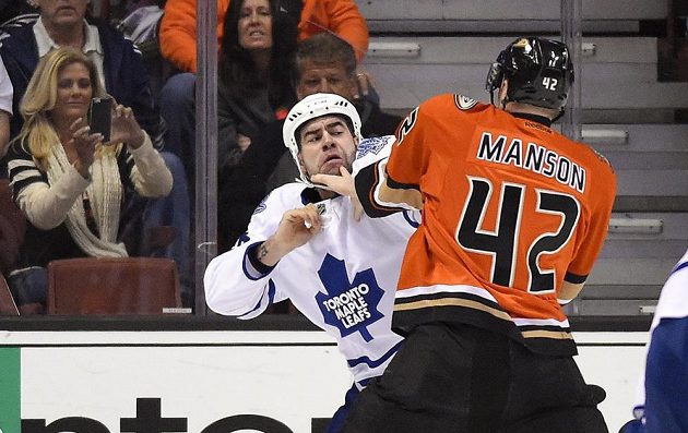 Obránce Toronta Roman Polák (vlevo) během bitky s Joshem Mansonem z Anaheimu.