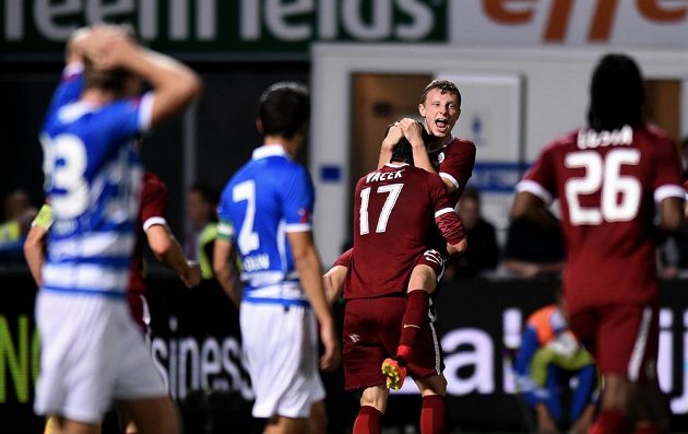 Fotbalisté Sparty Praha Kamil Vacek a Ladislav Krejčí oslavují vyrovnávací gól na hřišti Zwolle.