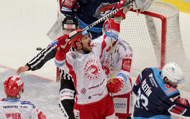 Vladimír Dravecký (uprostřed) z Třince se raduje z gólu ve čtvrtfinále play off hokejové extraligy s chomutovskými Piráty.
