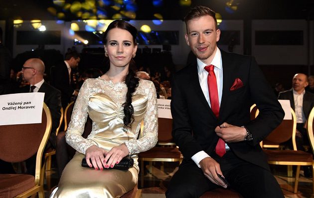 Dámský element nechyběl v roli doprovodu. Partnerku ukázal cyklista Leopold König.
