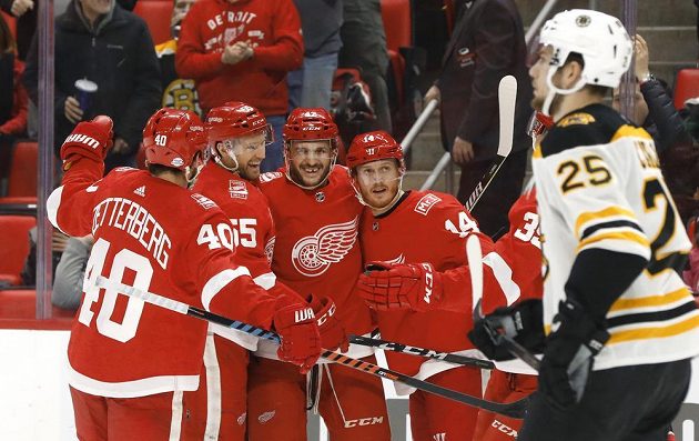Hokejisté Detroitu Henrik Zetterberg, Niklas Kronwall, Martin Frk a Gustav Nyquist sice slaví gól českého útočníka, ale utkání NHL nakonec vyhrál Boston.