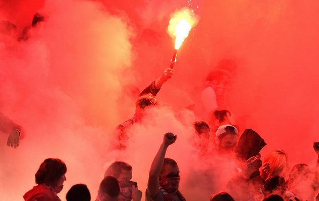 Fanoušci Slavie s dýmovnicemi, kvůli nimž byl zápas se Spartou na několik minut přerušen.