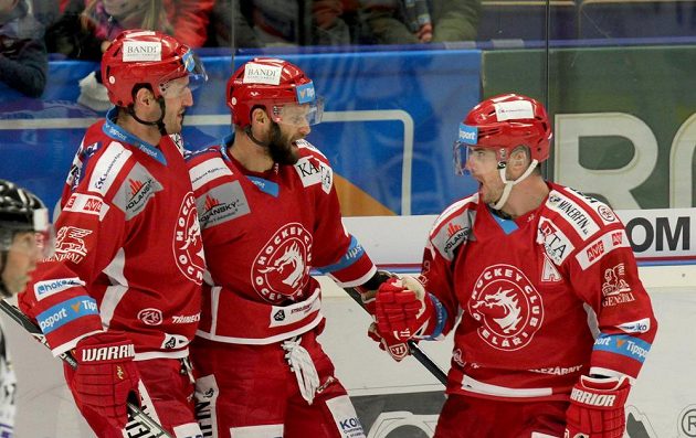 Třinečtí hráči se radují z gólu (zleva) David Nosek, Martin Růžička a Jakub Petružálek.