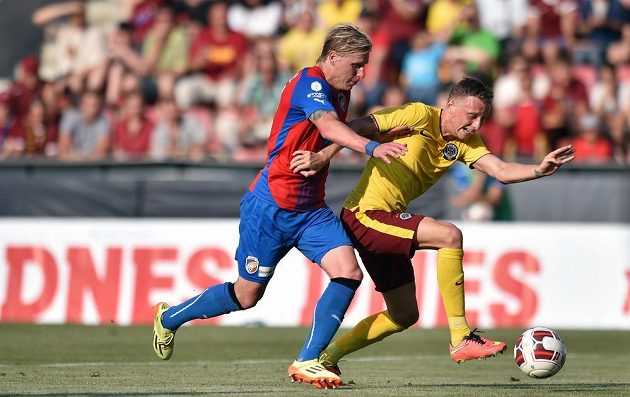Plzeňský obránce František Rajtoral (vlevo) a Ladislav Krejčí ze Sparty během utkání Superpoháru.