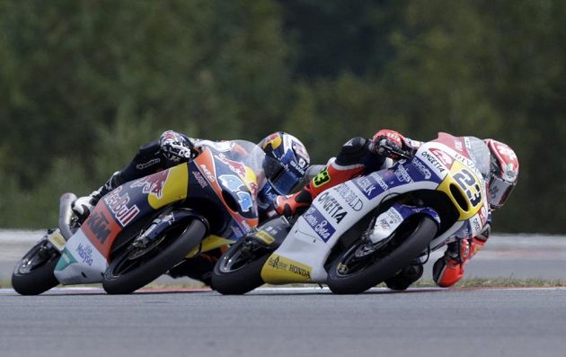 Ital Niccolo Antonelli (vpravo) bojuje o první místo s Portugalcem Oliveirou během závodu kategorie Moto3 při Velké ceně České republiky v Brně.