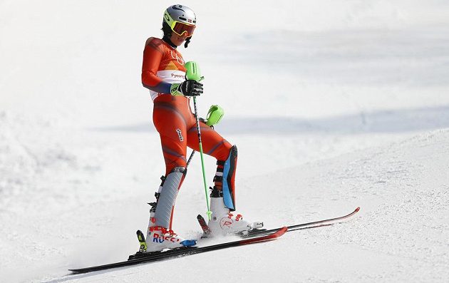 Zklamaný Henrik Kristoffersen z Norska druhé kolo olympijského slalomu nedokončil a sen o zlaté medaili se rozplynul.