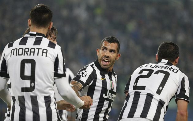Útočníci Juventusu Álvaro Morata (zády) a Carlos Tévez slaví gól do sítě Realu Madrid.