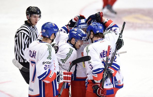 Čeští hokejisté slaví vedoucí gól proti Rusku, který vstřelil útočník Petr Koukal (třetí zprava).
