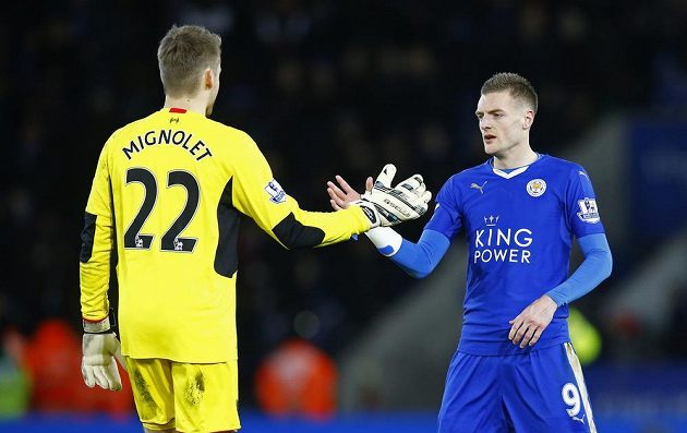 Leicesterský Jamie Vardy si podává ruku s liverpoolským gólmanem Simonem Mignoletem.