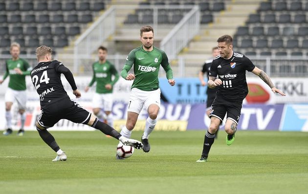Václav Procházka z Ostravy, Jan Hanuš z Jablonce a Martin Fillo z Ostravy v akci během utkání ve skupině o titul v nejvyšší soutěži fotbalistů.