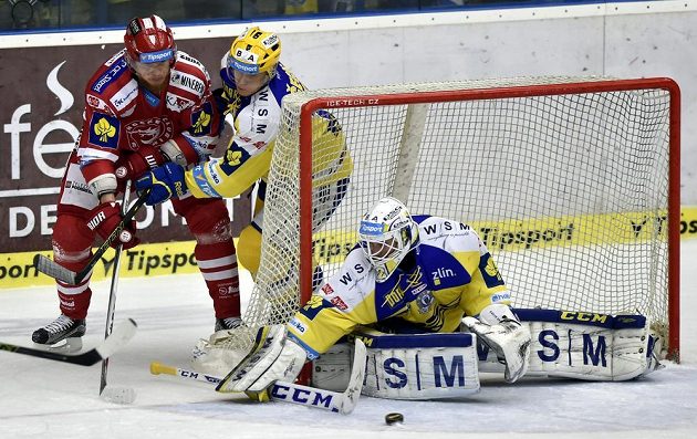 Vlevo třinecký útočník Kamil Kreps, uprostřed útočník Filip Čech a vpravo brankář Libor Kašík, oba ze Zlína.