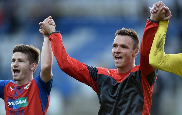 Plzeňský útočník Stanislav Tecl (vpravo) a Václav Pilař děkují fanouškům po utkání 11. kola Synot ligy v Mladé Boleslavi.