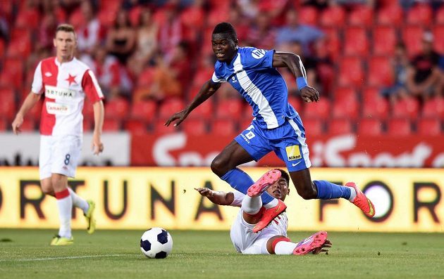 Záložník Slavie Praha Aldo Baéz (dole) se snaží zastavit libereckého záložníka Isaaca Sackeyho.