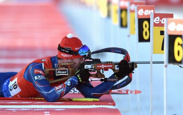 Český biatlonista Michal Šlesingr při střelbě během sprintu v rámci SP ve Vysočina Areně v Novém Městě na Moravě.