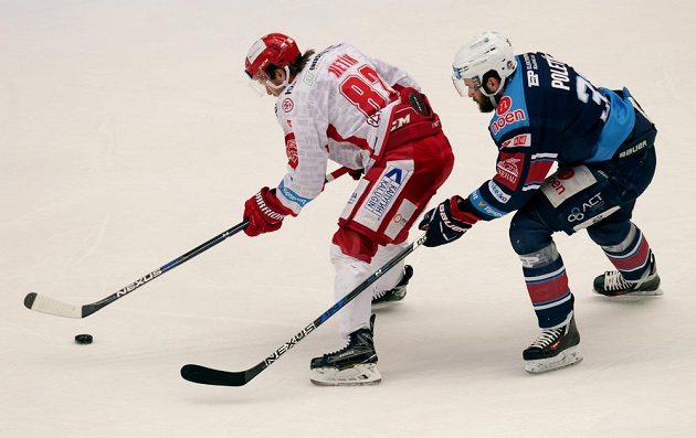 Tomáš Netík z Třince se snaží ujet Michalu Poletínovi z Chomutova během čtvrtfinále play off hokejové extraligy.