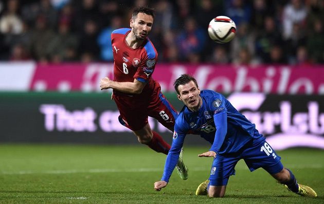 Český fotbalista Tomáš Sivok (vlevo) a Elmar Bjarnason z Islandu během kvalifikačního duelu o postup na ME.