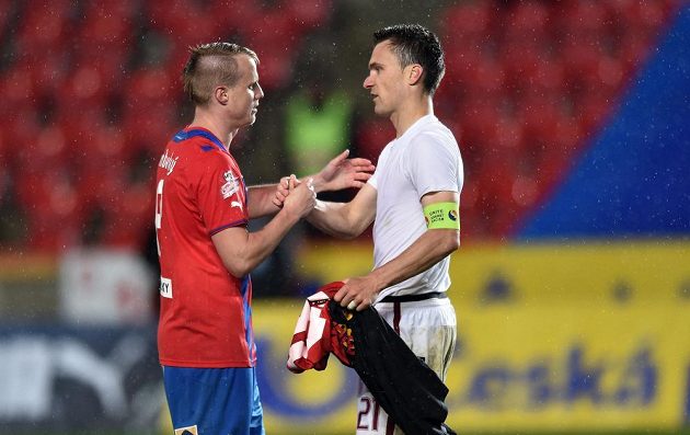 Plzeňský David Limberský (vlevo) gratuluje kapitánovi Sparty Davidu Lafatovi k zisku poháru.