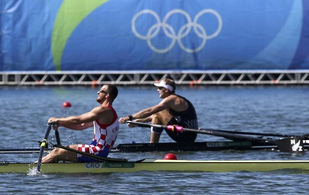 Novozélandský skifař Mahé Drysdale (vzadu) udržel první příčku před finišujícím Chorvatem Damirem Martinem.
