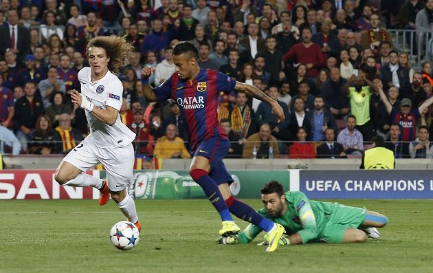 Neymar (uprostřed) střílí úvodní gól Barcelony v odvetě čtvrtfinále Champions League proti PSG. Vlevo David Luiz.