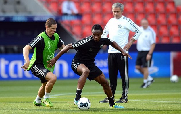Hráče Chelsea Fernanda Torrese (vlevo) a Johna Obiho Mikela sleduje během tréninku José Mourinho.